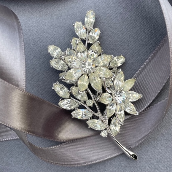 Trifari Signed Vintage Floral Spray Large Flower Pin Brooch - Picture 1 of 11